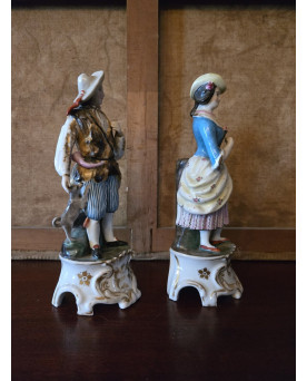 Le village de 58 brocanteurs - Paire de sujets en porcelaine de Paris – Couple de personnages élégants