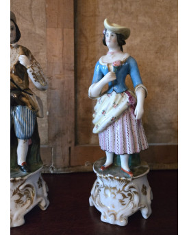 Le village de 58 brocanteurs - Paire de sujets en porcelaine de Paris – Couple de personnages élégants