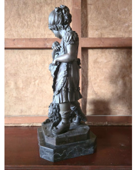 Le village de 58 brocanteurs - Sculpture en bronze – Enfant à la fillette et au chien Époque : XXᵉ siècle