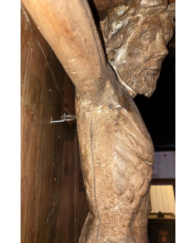 Le village de 58 brocanteurs - Christ en croix (corpus) Époque : XVIIe siècle Bois sculpté et anciennement polychromé