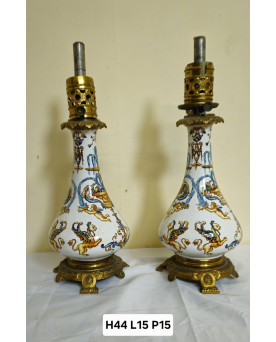 Le village de 58 brocanteurs - Gien : paire de lampes à pétrole anciennes en faïence fine richement décorée