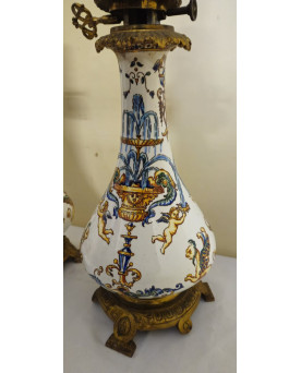 Le village de 58 brocanteurs - Gien : paire de lampes à pétrole anciennes en faïence fine richement décorée