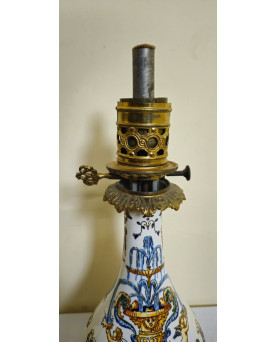 Le village de 58 brocanteurs - Gien : paire de lampes à pétrole anciennes en faïence fine richement décorée