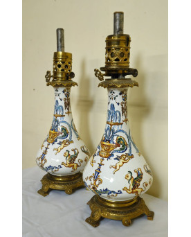 Le village de 58 brocanteurs - Gien : paire de lampes à pétrole anciennes en faïence fine richement décorée