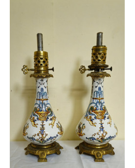 Le village de 58 brocanteurs - Gien : paire de lampes à pétrole anciennes en faïence fine richement décorée