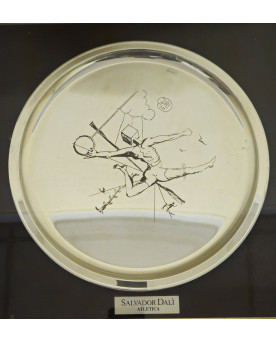 Le village de 58 brocanteurs - Œuvre de Salvador Dalí – “Atletica” – Assiette sérigraphiée encadrée avec certificat