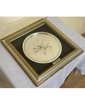 Le village de 58 brocanteurs - Œuvre de Salvador Dalí – “Atletica” – Assiette sérigraphiée encadrée avec certificat