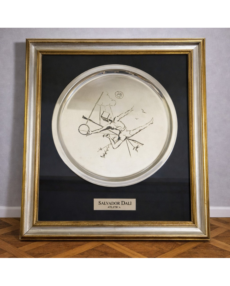Le village de 58 brocanteurs - Œuvre de Salvador Dalí – “Atletica” – Assiette sérigraphiée encadrée avec certificat