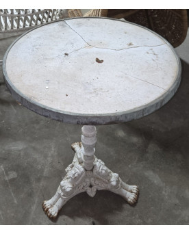 Le village de 58 brocanteurs - guéridon ancien de style classique, reposant sur un piétement tripode en fonte finement sculpté
