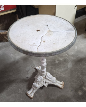 Le village de 58 brocanteurs - guéridon ancien de style classique, reposant sur un piétement tripode en fonte finement sculpté