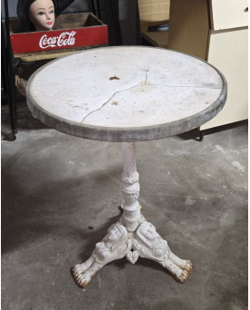 Le village de 58 brocanteurs - guéridon ancien de style classique, reposant sur un piétement tripode en fonte finement sculpté