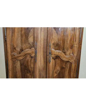 Le village de 58 brocanteurs - Armoire « de Sennecey » – époque Louis XV / XVIIIe - noyer massif M
