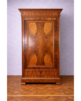 Le village de 58 brocanteurs - Armoire bonnetière en noyer flammé époque Louis Philippe– XIXe siècle