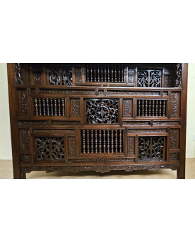 Le village de 58 brocanteurs - Asie XIXeme : cabinet ancien sculpté en acajou (Art Chinois ou Indochinois)