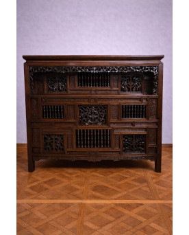 Le village de 58 brocanteurs - Asie XIXeme : cabinet ancien sculpté en acajou (Art Chinois ou Indochinois)