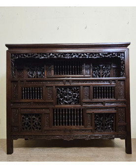 Le village de 58 brocanteurs - Asie XIXeme : cabinet ancien sculpté en acajou (Art Chinois ou Indochinois)