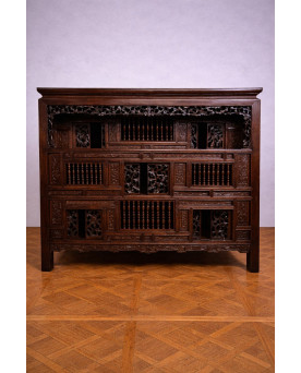Le village de 58 brocanteurs - Asie XIXeme : cabinet ancien sculpté en acajou (Art Chinois ou Indochinois)
