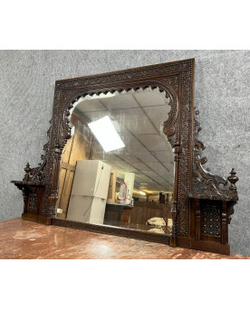 Le village de 58 brocanteurs - Miroir monumental ancien en bois sculpté – style orientaliste / mauresque – fin XIXe siècle