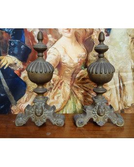 Le village de 58 brocanteurs - Paire De Chenets Aux Marmousets En Bronze