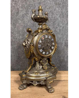 Le village de 58 brocanteurs - Pendule ancienne de style Baroque /Napoléon III, richement ornée de motifs décoratifs en relief