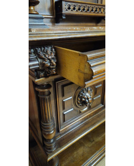Le village de 58 brocanteurs - Buffet-desserte ancien en noyer massif – style Renaissance / XIXeme