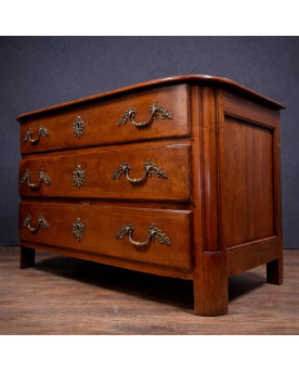 Le village de 58 brocanteurs - Commode ancienne galbée en bois massif – époque Louis XIV / Louis XV - XVIIIeme siecle