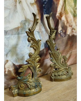 Le village de 58 brocanteurs - Paire de chenets / ornements décoratifs en bronze – Style Louis XV / Rocaille