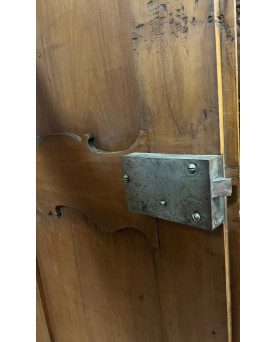 Le village de 58 brocanteurs - Armoire bonnetière ancienne en merisier et marquéterie – Style Louis XIV