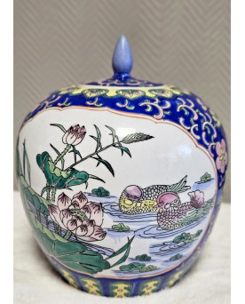 Le village de 58 brocanteurs - Pot couvert en porcelaine – décor asiatique, fleurs et oiseaux - XXeme siécle