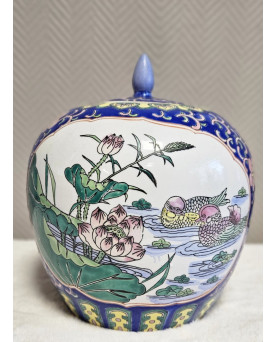 Le village de 58 brocanteurs - Pot couvert en porcelaine – décor asiatique, fleurs et oiseaux - XXeme siécle