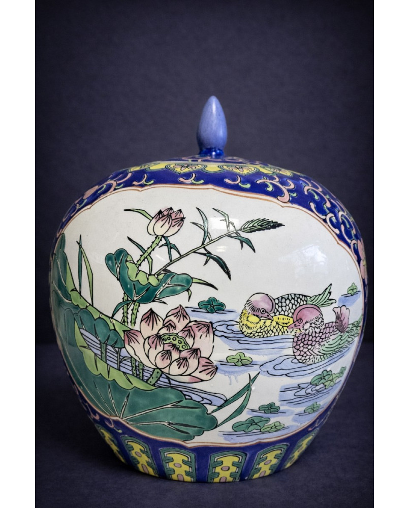 Le village de 58 brocanteurs - Pot couvert en porcelaine – décor asiatique, fleurs et oiseaux - XXeme siécle