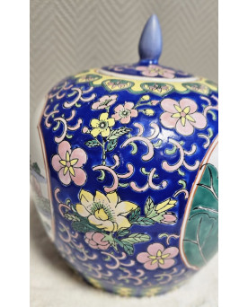 Le village de 58 brocanteurs - Pot couvert en porcelaine – décor asiatique, fleurs et oiseaux - XXeme siécle