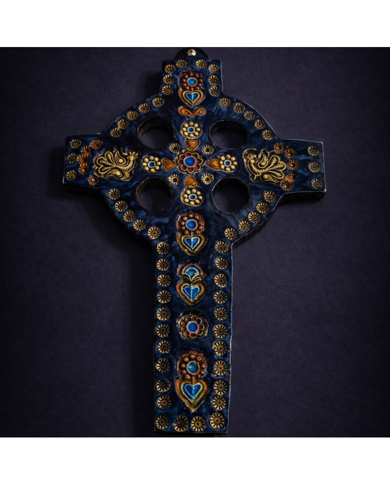 Le village de 58 brocanteurs - Croix de dévotion en céramique émaillée – motifs floraux