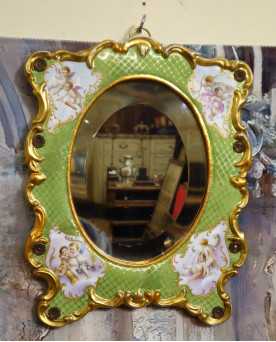 Le village de 58 brocanteurs - Miroir ancien en porcelaine peinte, décor angelots – Style rococo