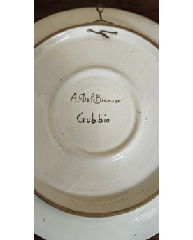 Le village de 58 brocanteurs - Plat décoratif en céramique peinte – Signé A. Del Bianco, Gubbio (Italie)