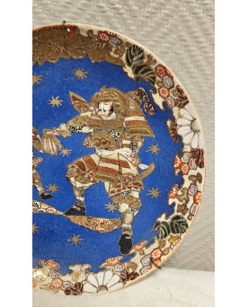 Le village de 58 brocanteurs - Plat japonais ancien décor de samouraïs – Imari / Satsuma, XIXe siècle