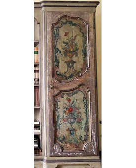 Le village de 58 brocanteurs - Bibliothèque / Bibus / Armoire peinte de style XVIIIe – Décor floral polychrome