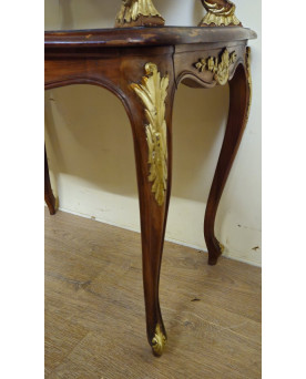 Le village de 58 brocanteurs - Table console / desserte de style Louis XV à deux plateaux – bois sculpté et doré
