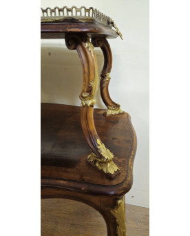 Le village de 58 brocanteurs - Table console / desserte de style Louis XV à deux plateaux – bois sculpté et doré