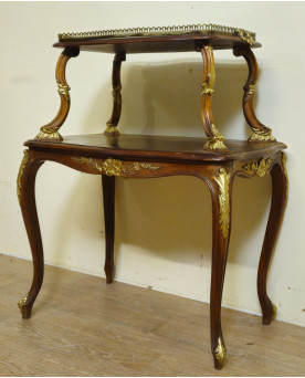 Le village de 58 brocanteurs - Table console / desserte de style Louis XV à deux plateaux – bois sculpté et doré