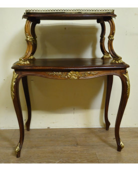 Le village de 58 brocanteurs - Table console / desserte de style Louis XV à deux plateaux – bois sculpté et doré