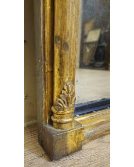 Le village de 58 brocanteurs - Grand miroir ancien en bois doré et relief en terre cuite époque Empire – XIXᵉ siècle