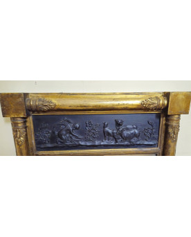 Le village de 58 brocanteurs - Grand miroir ancien en bois doré et relief en terre cuite époque Empire – XIXᵉ siècle