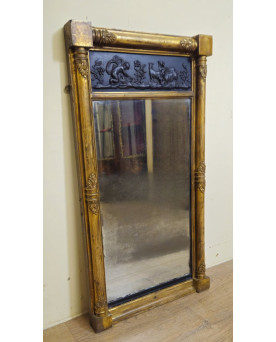 Le village de 58 brocanteurs - Grand miroir ancien en bois doré et relief en terre cuite époque Empire – XIXᵉ siècle