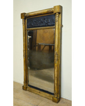 Le village de 58 brocanteurs - Grand miroir ancien en bois doré et relief en terre cuite époque Empire – XIXᵉ siècle