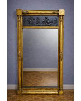 Le village de 58 brocanteurs - Grand miroir ancien en bois doré et relief en terre cuite époque Empire – XIXᵉ siècle