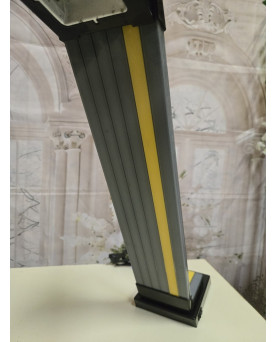 Le village de 58 brocanteurs - lampe de bureau halogène design des années 1980 de JD Aznar style postmoderne