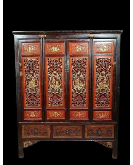 Le village de 58 brocanteurs - Chine XIXeme : Armoire en laque rouge et dorure datant de la Dynastie Qing
