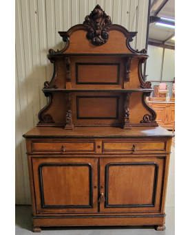 Le village de 58 brocanteurs - Buffet Saint Hubert époque Louis Philippe en noyer