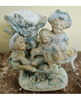 Le village de 58 brocanteurs - Sujet ancien en porcelaine – Groupe d’enfants – vase décoratif –